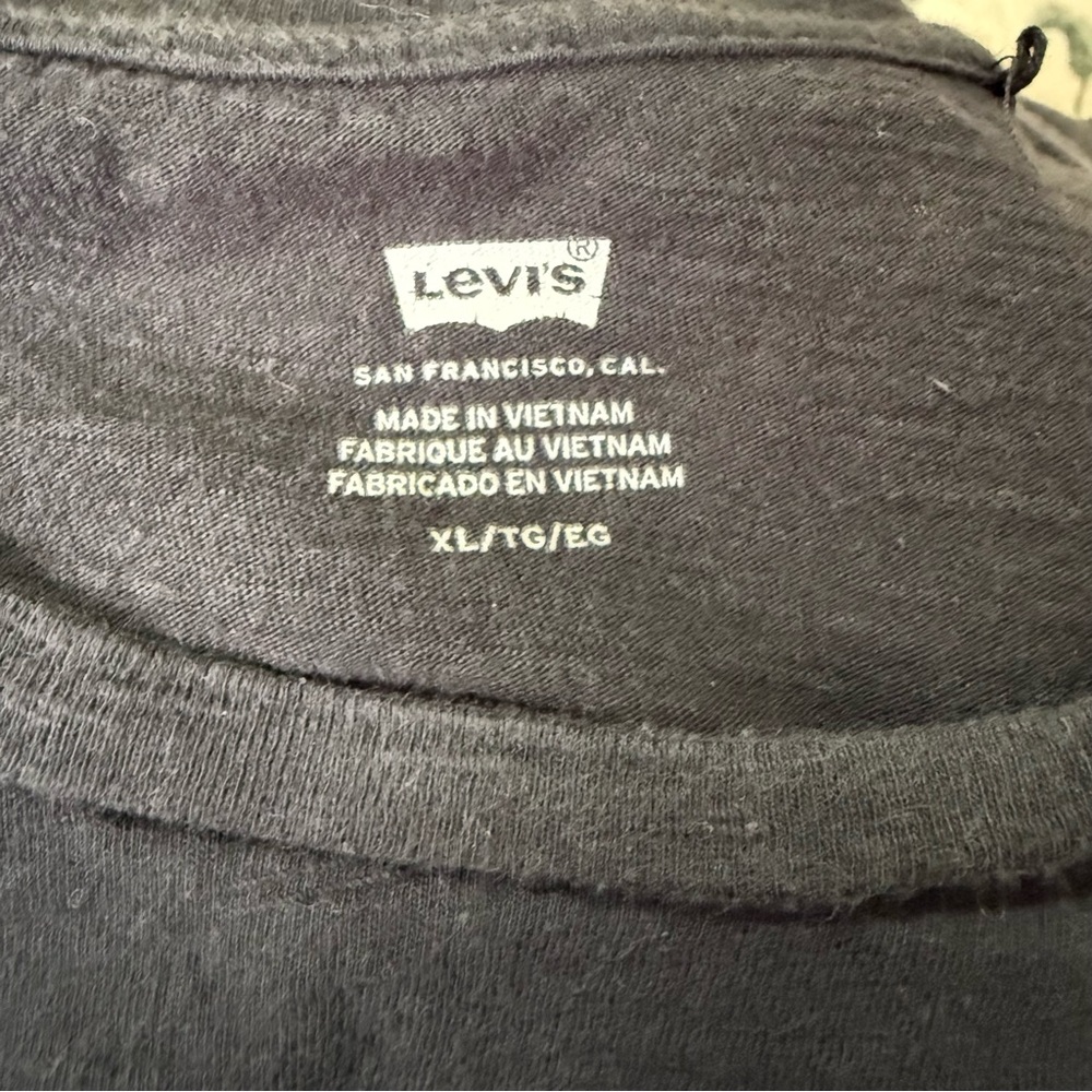 Levi's Black Tee with Multicolor Logo XL - Picture 6 of 6